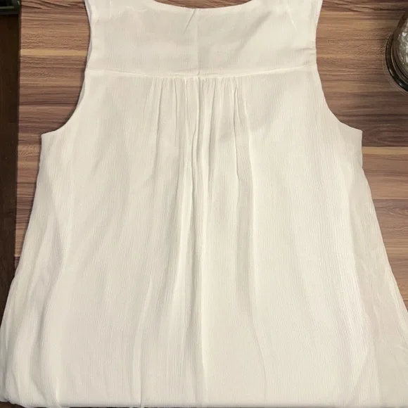 White dress with blue floral design. - Picture 4 of 10